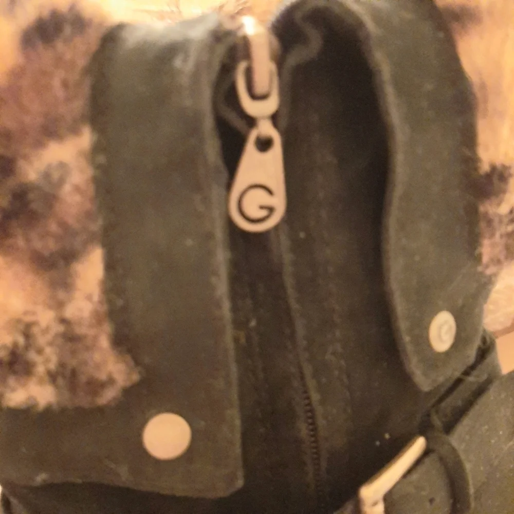 EUC G by GUESS ANKLE BOOTS. SUEDE UPPERS TRIMMED IN FAUX LEOPARD FUR.